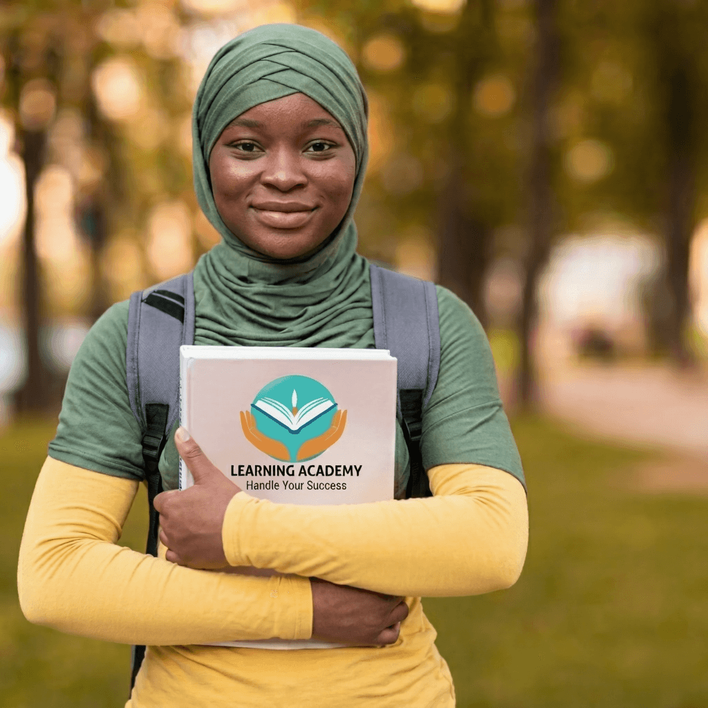 Groupe d'élèves souriants apprenant ensemble, illustrant la réussite scolaire
